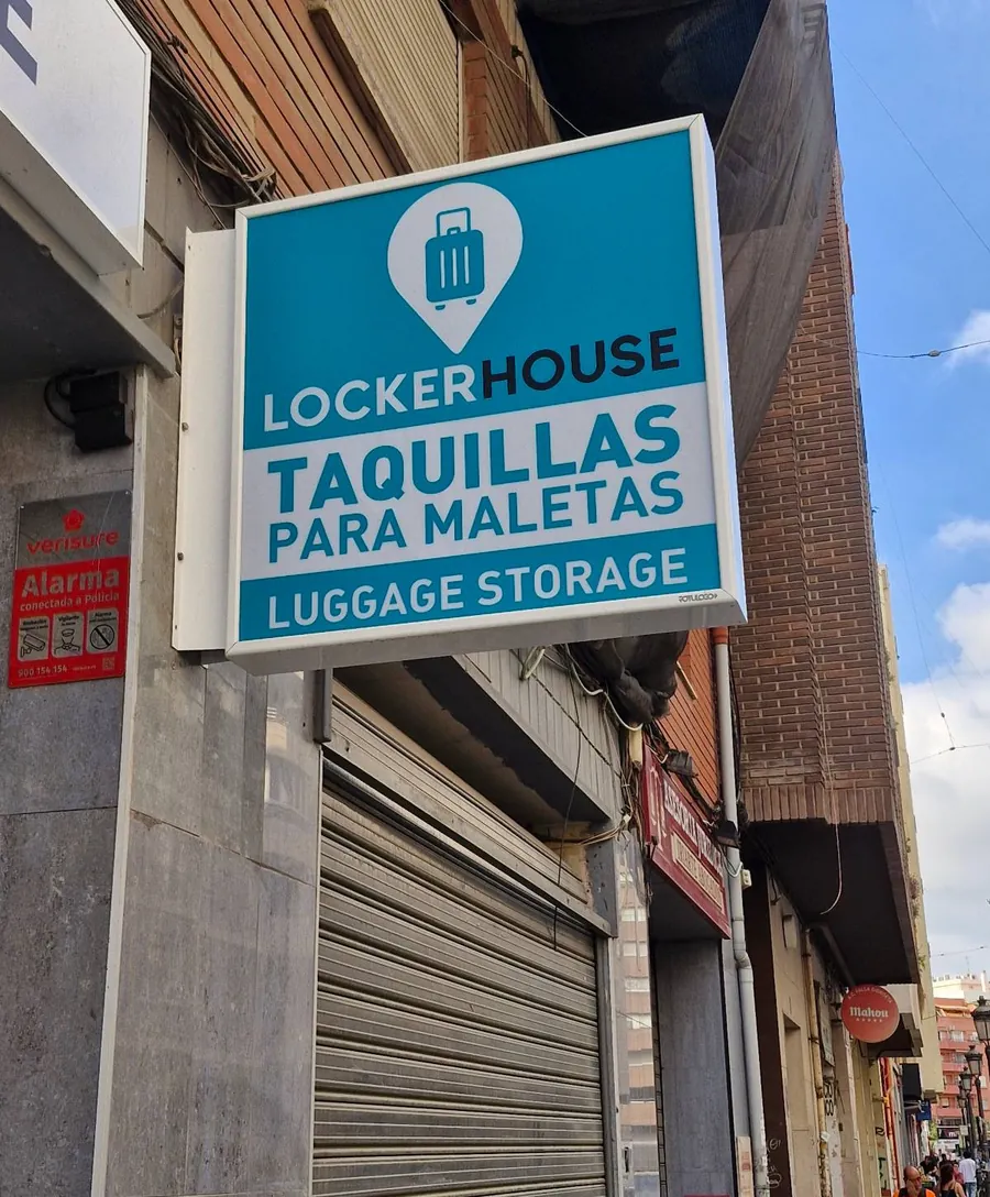 Cartel de Locker House en la fachada